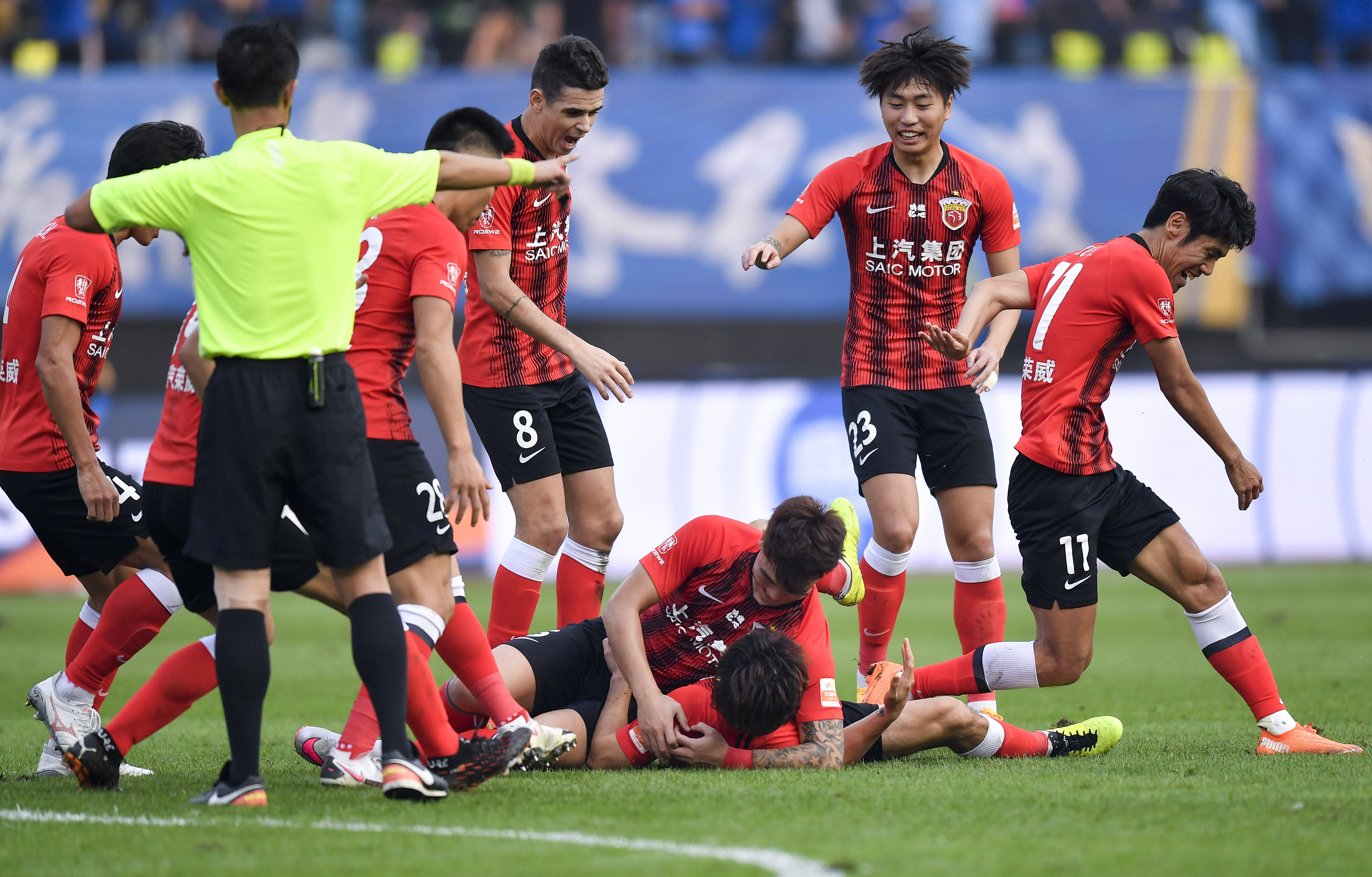 在众多足球 在众多足球